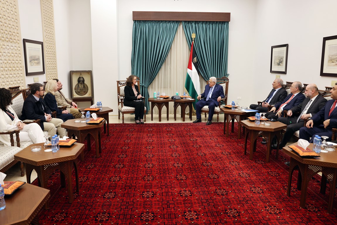 الرئيس خلال لقائه وفد منظمة مجلس كنائس الشرق الأوسط للسلام (تصوير: ثائر غنايم)